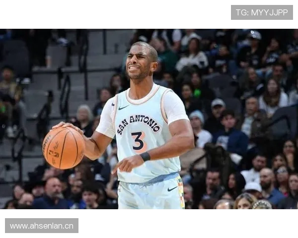 保罗挡拆为库里制造空位，组织效率较上季明显提升