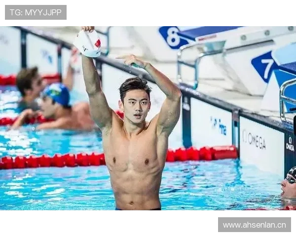 宁泽涛穿得像街头小混混，泳池边却是另一个宇宙